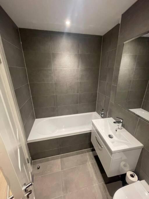 Marvellous New Build 2 Bed Flat - 1 Ophelia Court Apartment Epsom Exterior photo