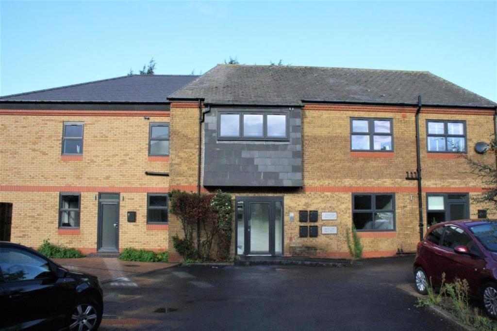 Marvellous New Build 2 Bed Flat - 1 Ophelia Court Apartment Epsom Exterior photo